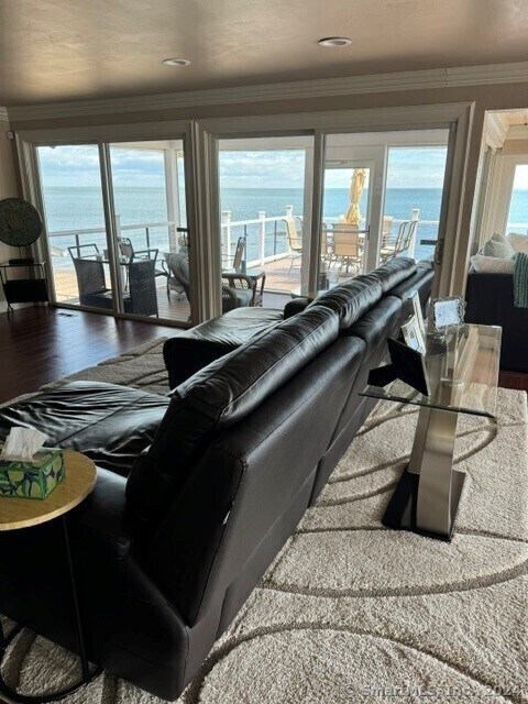 Foto del edificio - 318 Cosey Beach Ave