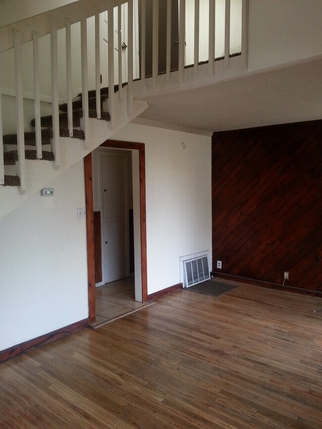 Building Photo - Cute East Side Cottage 3 Bedroom Home