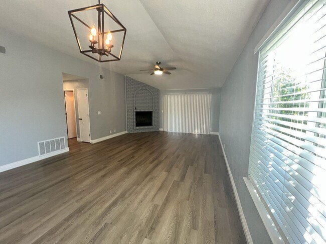 Foto del edificio - Lovely 3 Bed 2 Bath Home in Sacramento