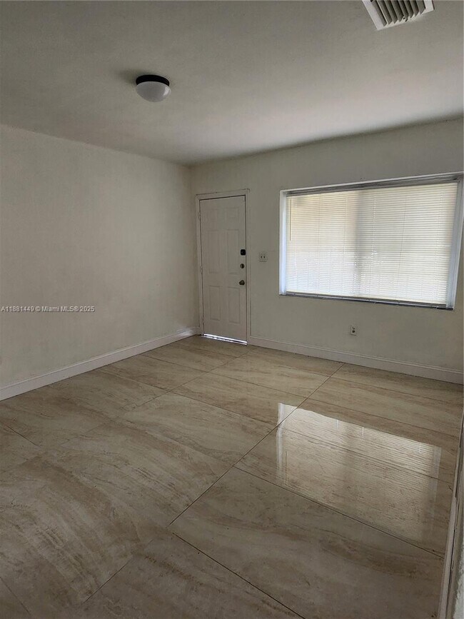 Foto del edificio - 890 NW 106th St