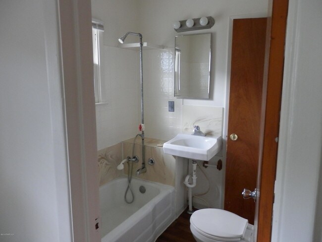 Foto del edificio - 329 N Pleasant St