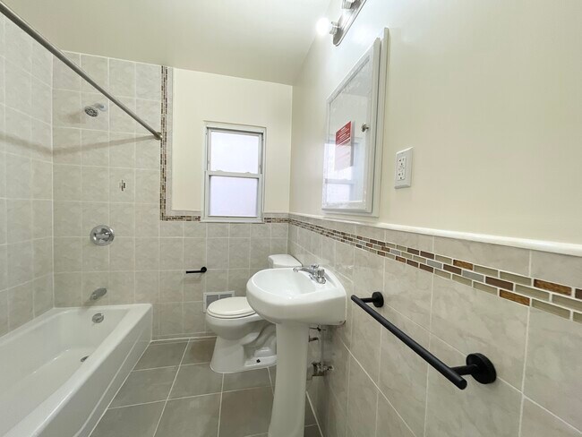 Baño recientemente renovado 1 de 3 - 43-11 172nd Street