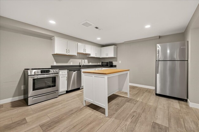Building Photo - 1734 King St
