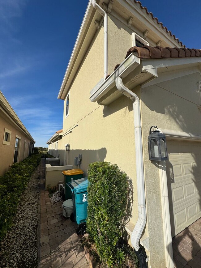 Foto del edificio - Two Story 5 bedroom, 4.5 bath