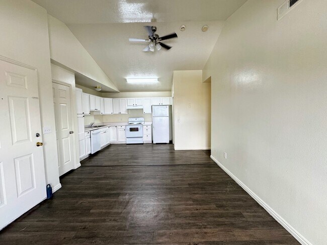 Foto del edificio - Three-Bedroom, Two-Bath Condo!