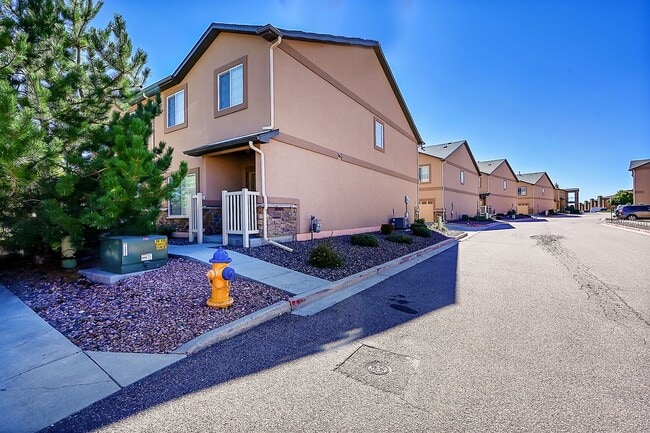 Building Photo - 3 bed 3 bath townhome in gated community w...