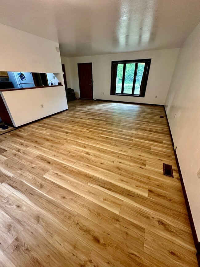 Building Photo - 3 Bedroom Home for Rent in North Pole!