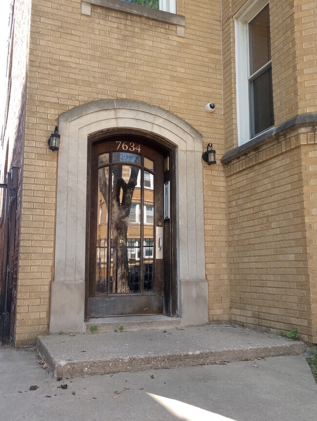 Building Photo - 7634 S Kingston Ave