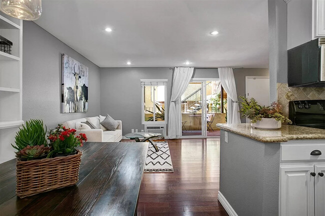 Building Photo - 2319 Curlew St