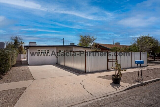Foto del edificio - Two Bedroom Home with Guest House