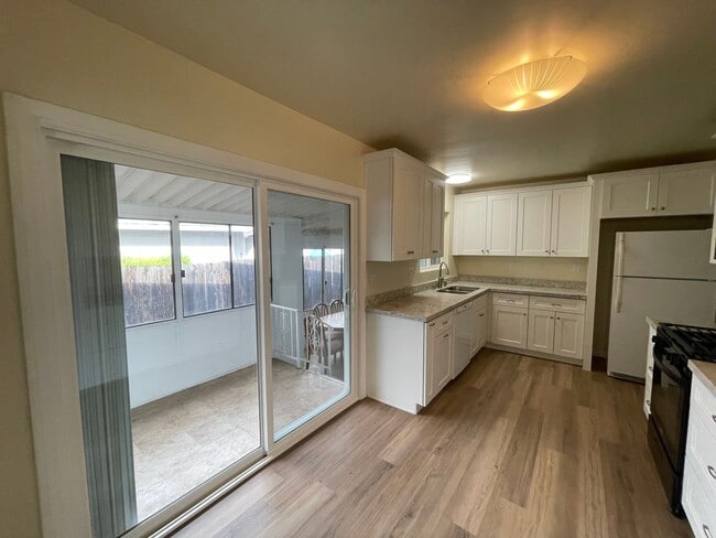 Building Photo - Large 5 bed 2 bath house (Lease out, pendi...