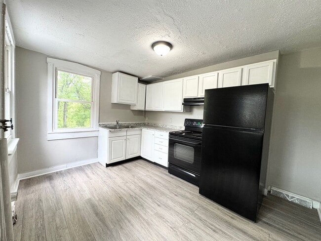 Building Photo - 2 Bedroom Semi-Detached Home
