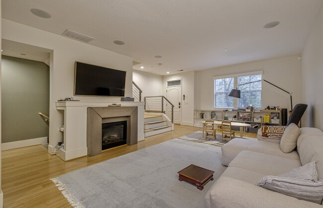Building Photo - Luxury Peterkort Woods Townhome with High ...