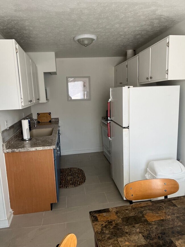 Building Photo - 233 S 4th St