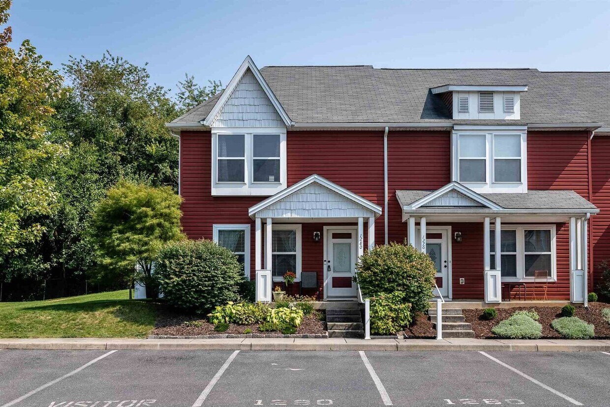 Primary Photo - Updated 3 Bedroom 2.5Bath Townhouse in Har...