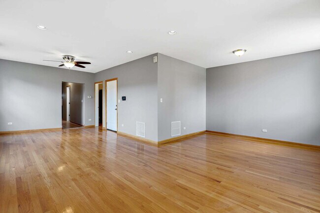 Building Photo - 427 E 42nd Pl