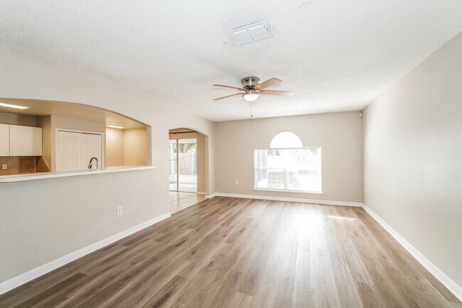 Foto del edificio - 5840 Lake Front Dr