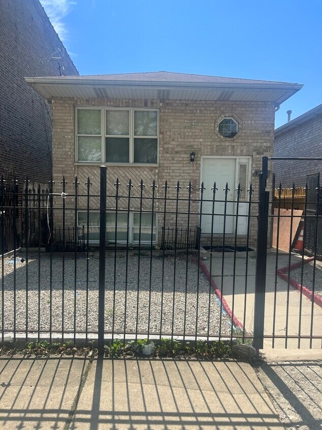 Foto principal - 5119 W Bloomingdale Ave