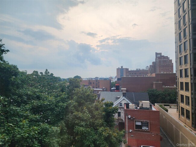 Foto del edificio - 108-25-108-72 72nd Ave