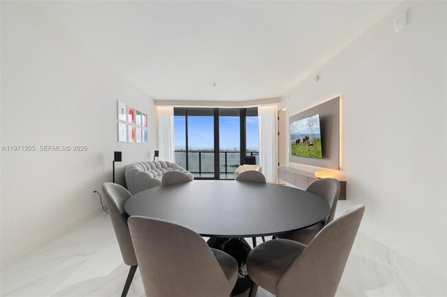 Foto del edificio - 700 NE 24th St