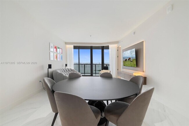 Building Photo - 700 NE 24th St