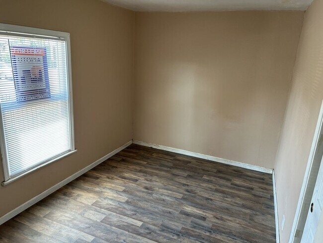Building Photo - 301 Maple St