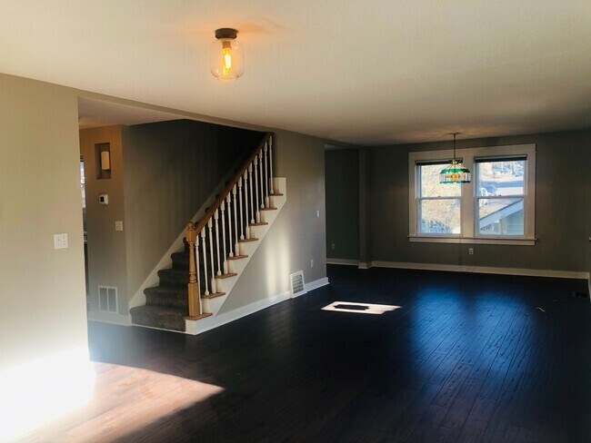 Sala de estar y escaleras - 6219 SW 21st Ave