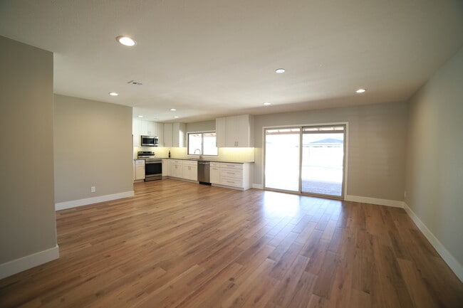 Building Photo - 4722 S Taylor Dr