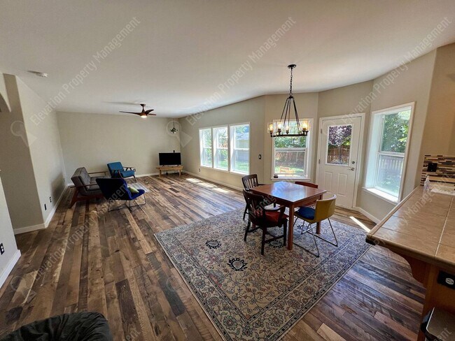 Building Photo - **UNFURNISHED** Spacious 4-Bedroom Home in...