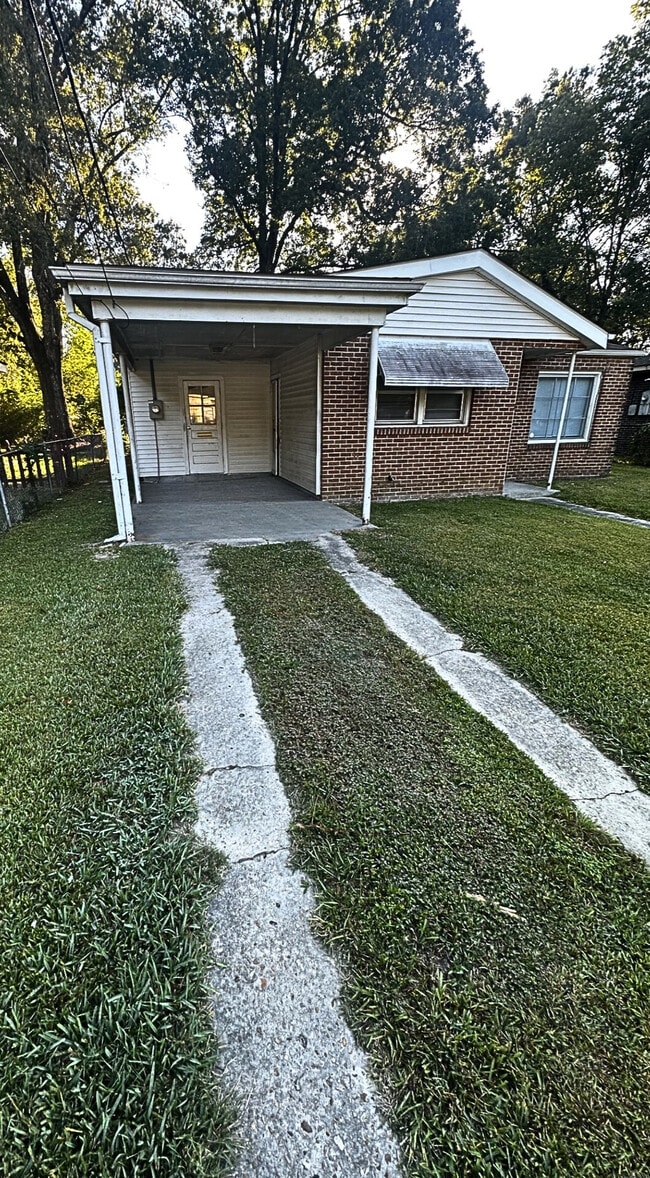 Building Photo - 125 Rosewood Dr