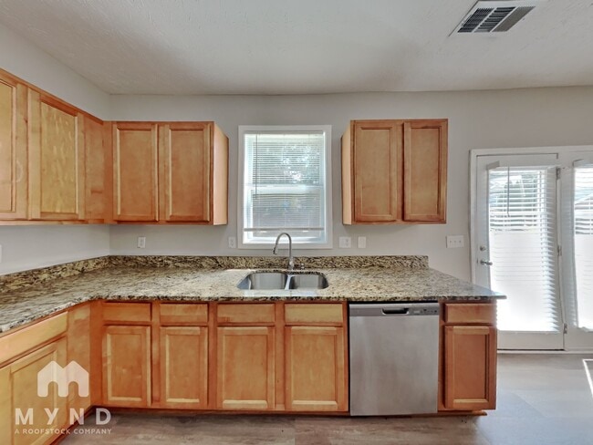Building Photo - 2250 Village Green Dr
