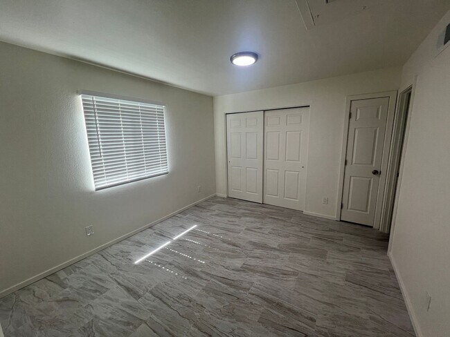 Foto del edificio - FULLY REMODELED 1 BED. APT. / AVAILABLE FO...
