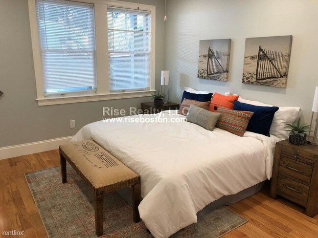 Building Photo - 5 br, 2 bath Apartment - 31 Hillside St Apt 1