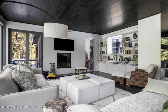 Building Photo - 70 Raybrook Dr