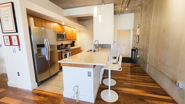 Foto del edificio - Incredible Top-Floor 1BR with Skyline View...