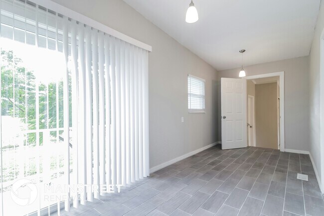 Foto del edificio - 3404 Paris Pl