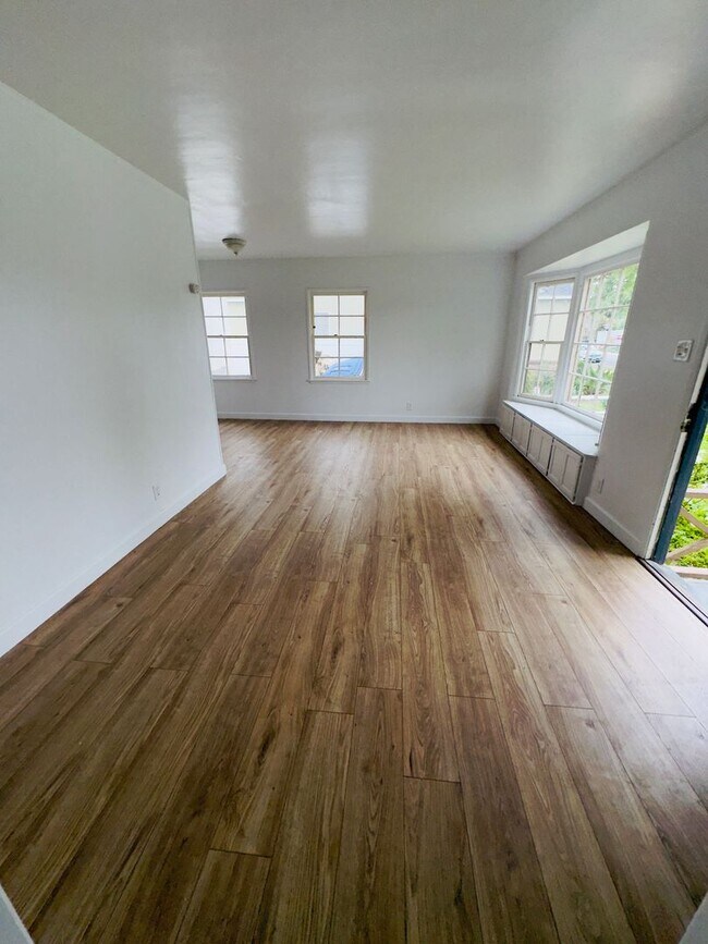 Foto del edificio - 3 bedroom 2 bath Detached 2 car garage