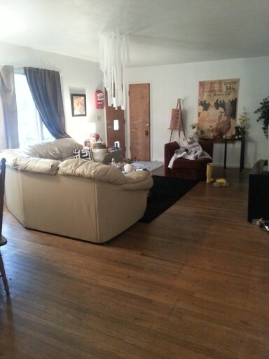 Building Photo - 4 Bedroom Home Avail August 2025!  Monthly...