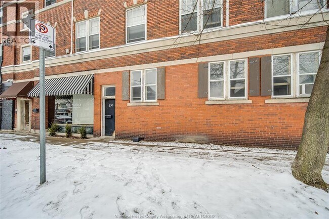 Photo du bâtiment - 1701 Wyandotte St E