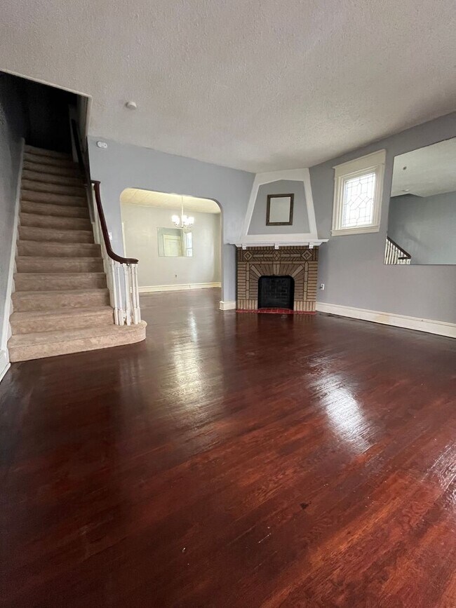 Building Photo - Beautiful 3 Bedroom, 1 Full bath and 2 Hal...