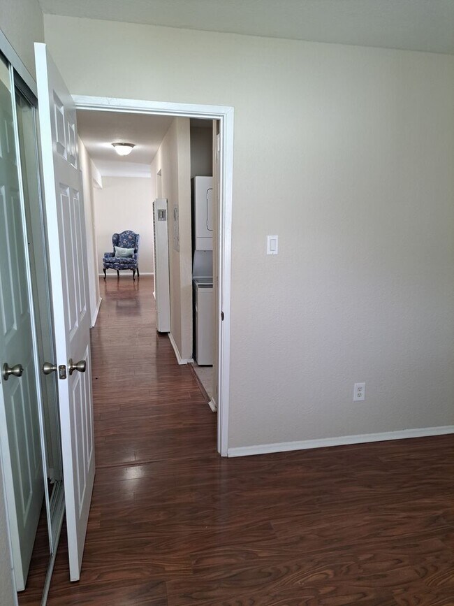 Foto del edificio - 1835 Carmona Ave