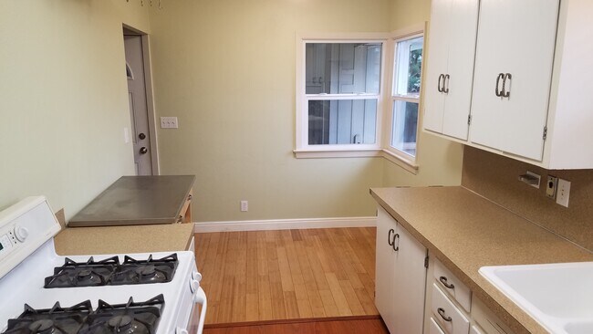 Kitchen / Breakfast Nook - 1019 N 19th St