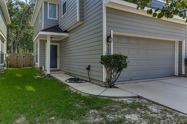 Foto del edificio - 9002 Elm Drake Ln