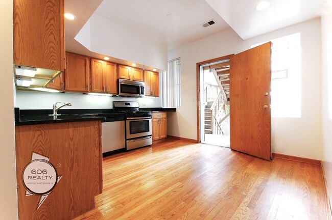 Foto del edificio - Beautiful Logan Square Apartments!