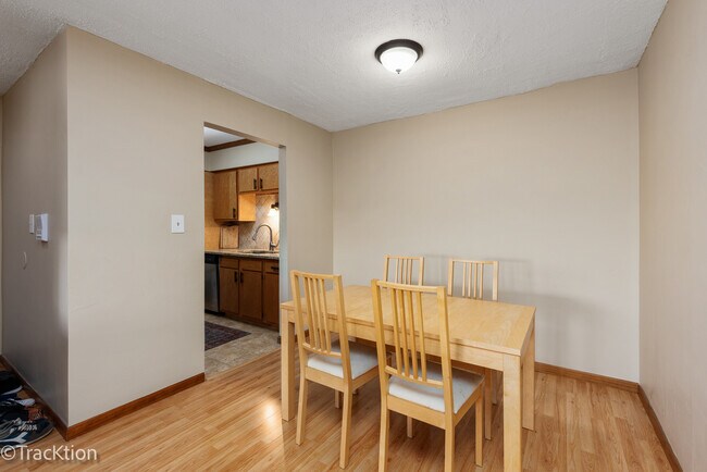 Building Photo - 6110 Knoll Valley Dr