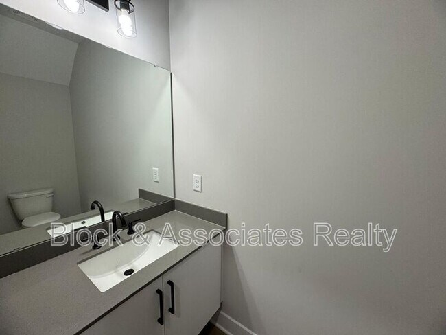 Building Photo - 1130 Cedarhurst Drive