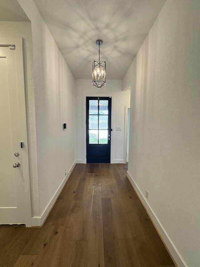 Foto del edificio - "Charming 4-Bed, 3-Bath Home in Castrovill...