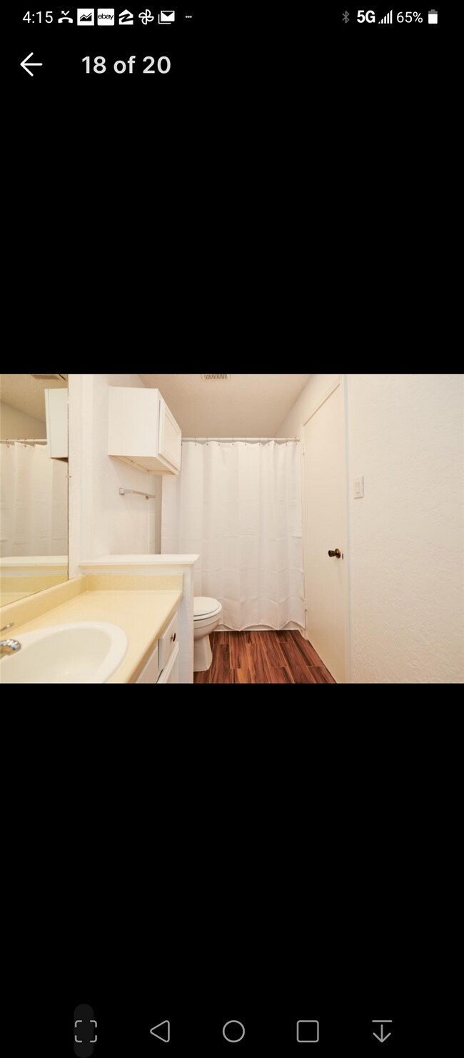 Hermoso suelo de madera en el baño. Calentito para tus pies por la mañana. - 12400 Overbrook Ln