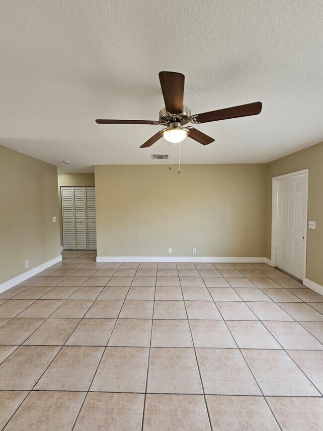 Foto del edificio - 4795 Orleans Ct