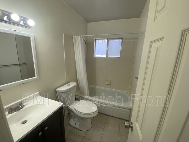 Building Photo - 750 300 N